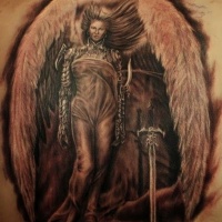 Tatuaje de una ángel de mujer guerrera con una espada.