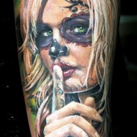 avvertimento bionda ragazza santa morte tatuaggio su braccio