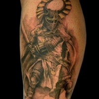 Tatuaje de guerrero en armadura y con casco extraño