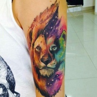 Tatuaggio colorato sul petto la faccia di leone
