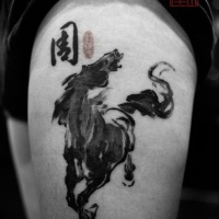 Tatuaje de caballo fornido en el muslo