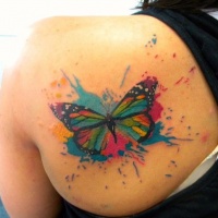 Tatuaje en el hombro, mariposa abigarrada