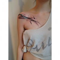 acquarello astratto tatuaggio sulla spalla di ragazza