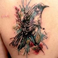 Tatuaje en la espalda, ave estilizado en una ramita