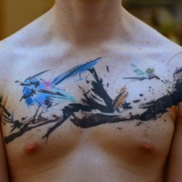 Abstrakttattoo in Watercolor-Technik von Vögeln auf der Brust