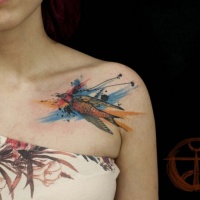 Tatuaggio colorato sulla clavicola l'uccello