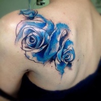 Watercolor blauen Rosen Tattoo an der Schulter von Victor Octaviamo