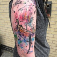 Tatuaje en el brazo,
barco de vela de acuarelas