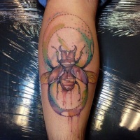 Tatuaggio carino sulla gamba l'insetto colorato by Justin Nordine