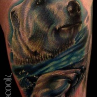 Tatuaje en el brazo, oso polar en el agua