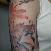 Aquarell Blumen mit Libelle Tattoo am Arm