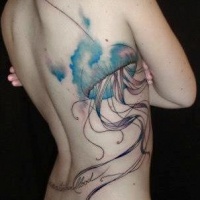 aquerello grande medusa con lettere tatuaggio su lato di schiena