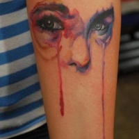 acquerello mistico colorato occhi piangendo tatuaggio su braccio