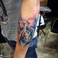 Aquarell gemaltes und farbiges kleines Porträt des Hundes Tattoo am Arm