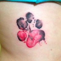 acquerello dipinto colorato impronto di zampa tatuaggio su schiena