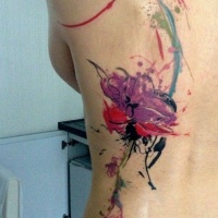 Tatuaje en la espalda, flores espléndidas de acuarelas