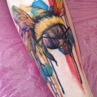 Tatuaje en la pierna, abeja y panal azul