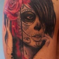 bel acquarello santa muerte con rosse rose in capelli neri tatuaggio sulla spalla