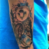 Tatuaje en el brazo, lechuza descolorida
