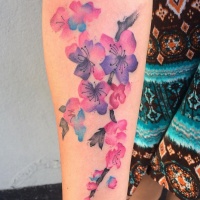 Tatuaje en el antebrazo, rama con flores hermosas de acuarelas