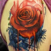 Tatuaje en el brazo, rosa en manchas de pintura