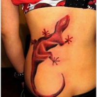 Tatuaje  de lagarto rojo en la espalda