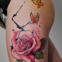 Tatuaggio impressionante sulla gamba la rosa & le farfalle