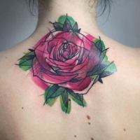 Elegantes Aquarell-Tattoo mit Rose am Rücken