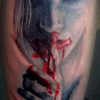 Tatuaje en la pierna,
vampiresa pálida con sangre