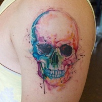 Tatuaje en el brazo, cráneo multicolor