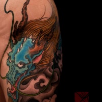 Aquarell Stil asiatisches traditionelles Drachen Tattoo am Oberschenkel