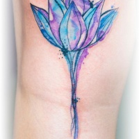 Aquarell Stil farbiges Arm Tattoo mit der schönen Blume