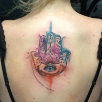 Aquarell Stil farbiges Rücken Tattoo von Hamsa Hand