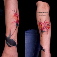 Aquarell Stil farbiges Unterarm Tattoo mit großer Blume