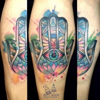 Aquarell Stil farbiges Bein Tattoo von Hamsa Hand
