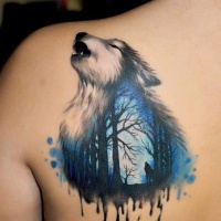 Aquarela estilo colorido scapular tatuagem de lobo estilizado com floresta da noite