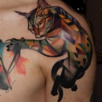 Tatuagem de ombro colorido estilo aquarela de gato grande