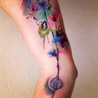 Aquarell Stil gefärbtes Ärmel Tattoo mit der Blume