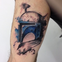 Watercolor style colored thigh tattoo of Boba Fett helmet