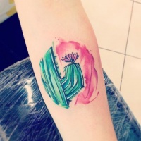 Aquarell Stil buntes Unterarm Tattoo von niedlichem Kaktus