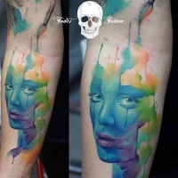Aquarell Stil buntes Porträt der Frau Tattoo am Arm