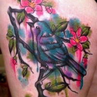 Aquarell Stil mehrfarbiges Oberschenkel Tattoo von Vögeln und blühendem Baum