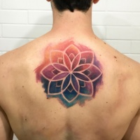 Estilo de acuarela con un bonito tatuaje en la parte superior de la espalda de una gran flor hermosa