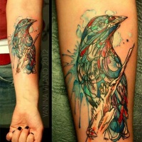 acquerello dipinto stilizzato bel uccello grande tatuaggio su braccio