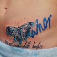 Tatuaje en el estómago, mariposa azul, inscripión