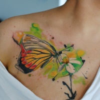 Tatuaggio sul petto la farfalla sul fiore