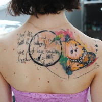 Tatuaje en la espalda, mariposa, inscripción