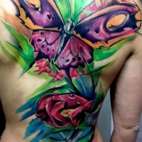 Tatuaje en la espalda, mariposa grande, dibujo de multicolores