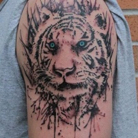 Black splash style tiger tattoo on shoulder