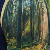 Tatuaje en el brazo, bosque fantástico pintoresco